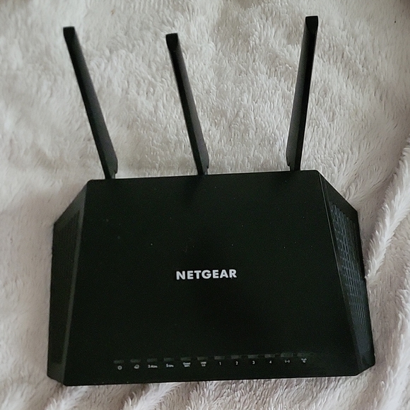 NETGEAR Black Tri-Antenna Router - Picture 1 of 7
